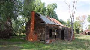 布拉斯若尼原始主人穆德时代的员工宿舍，目前依旧在农场上，是农场最原始的建筑之一